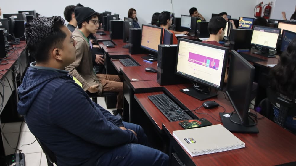 Fortalecer los talleres y mejorar las aulas de aprendizaje y los espacios de coworking